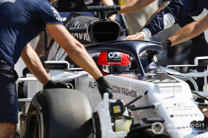 Daniil Kvyat, AlphaTauri AT01, en pits