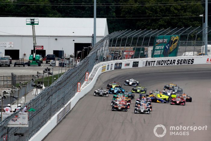 Choque de Alexander Rossi, Andretti Autosport Honda, Simon Pagenaud, Team Penske Chevrolet, Marco Andretti, Andretti Herta with Marco & Curb-Agajanian Honda al inicio