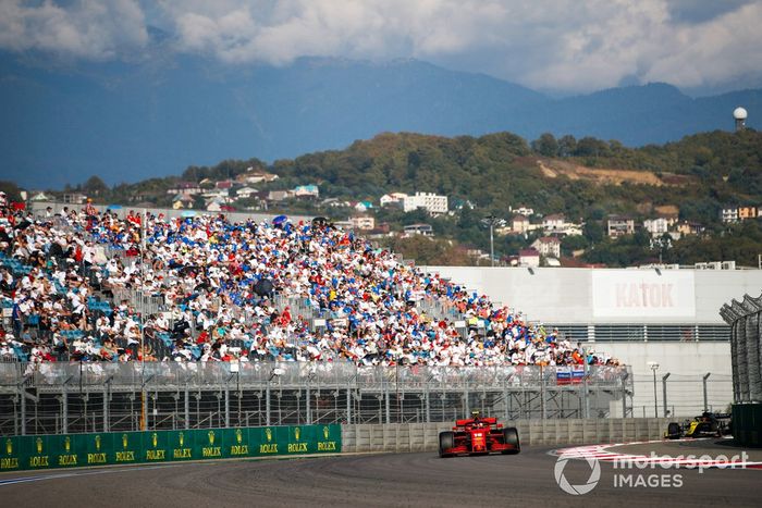 Charles Leclerc, Ferrari SF1000, Esteban Ocon, Renault F1 Team R.S.20