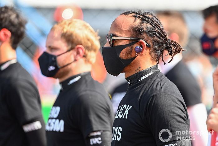Lewis Hamilton, Mercedes-AMG F1, se pone de pie con los otros conductores en apoyo de la campaña para el Fin del Racismo