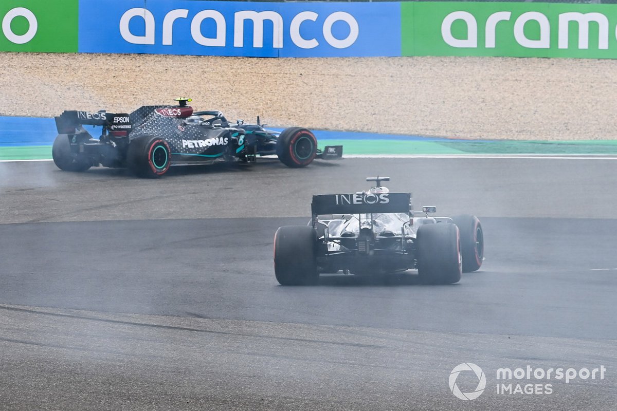 Valtteri Bottas, Mercedes F1 W11, pulls aside with smoke as Lewis Hamilton, Mercedes F1 W11, passes