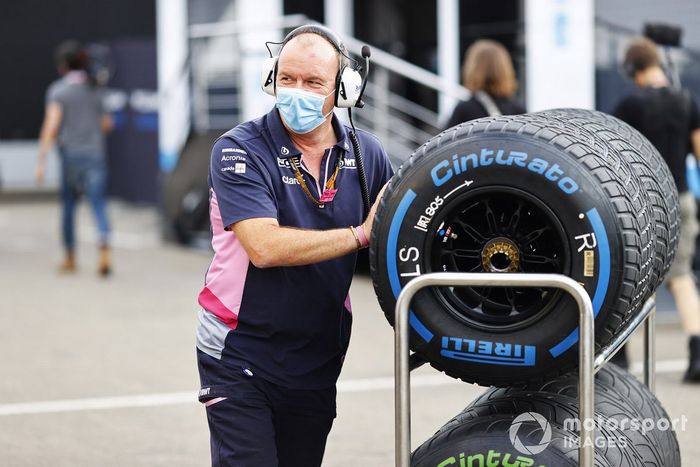 Un miembro de Racing Point con los neumáticos Pirelli de lluvia