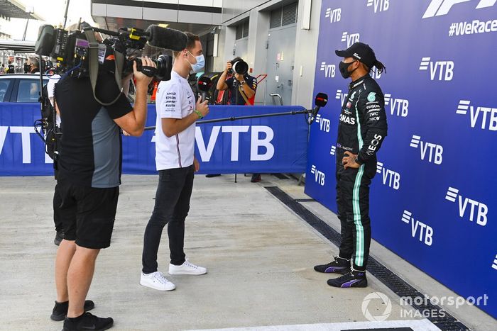 Ganador de la pole position Lewis Hamilton, Mercedes-AMG F1 entrevistado por Stoffel Vandoorne