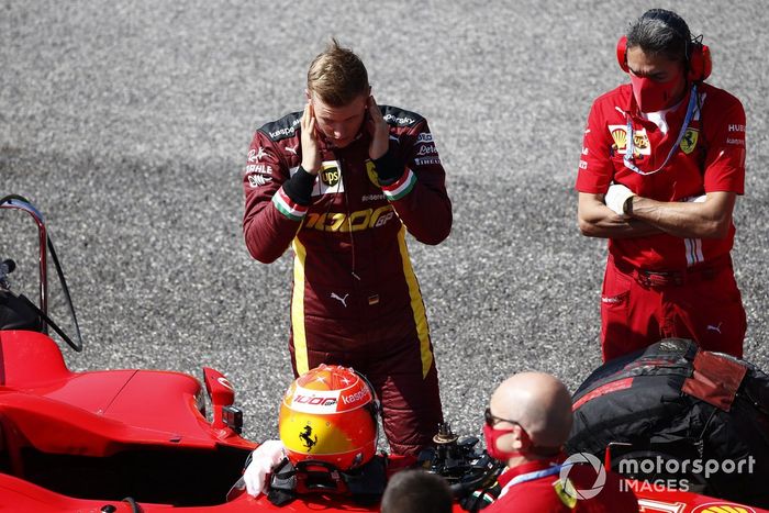 Los mecánicos de Ferrari con el Ferrari F2004 y Mick Schumacher