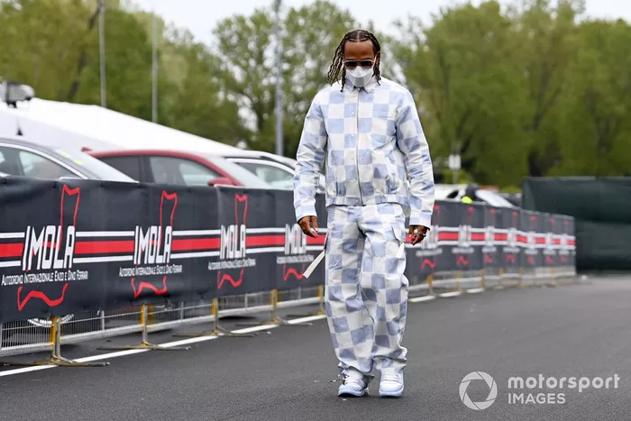 Lewis Hamilton, Mercedes, llega al circuito