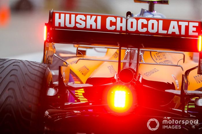 Luz de lluvia en el coche de Lando Norris, McLaren MCL35