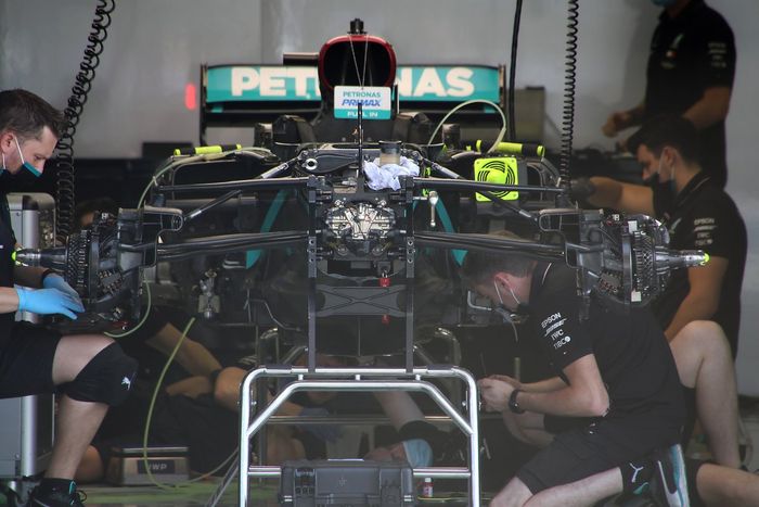 Imagen frontal del Mercedes F1 W11 con el DAS