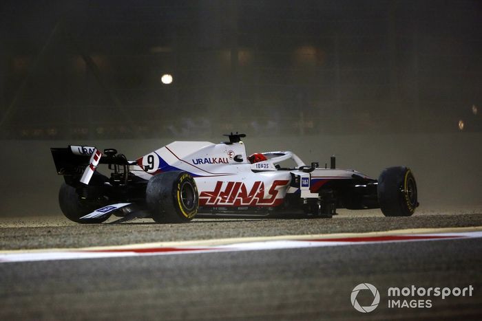 Nikita Mazepin, Haas VF-21, choca en la primera vuelta