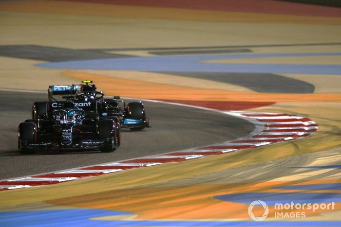 Lance Stroll, Aston Martin AMR21, Valtteri Bottas, Mercedes W12