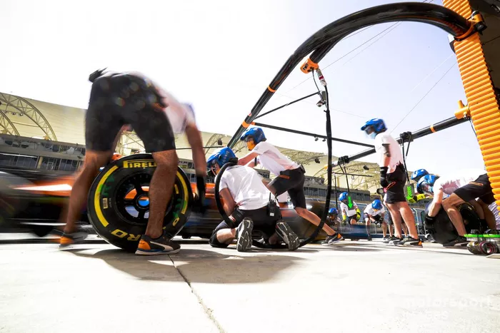 Práctica de parada en boxes fuera del garaje de McLaren