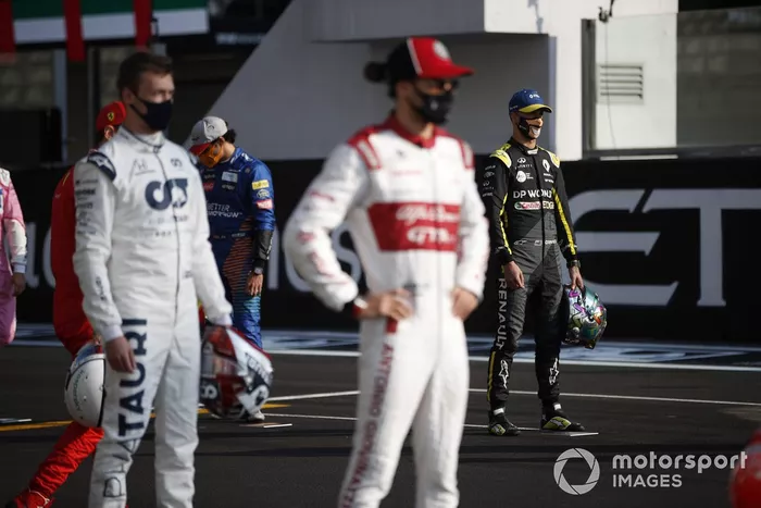Daniel Ricciardo, Renault F1, durante la foto de grupo de los pilotos al final de la temporada