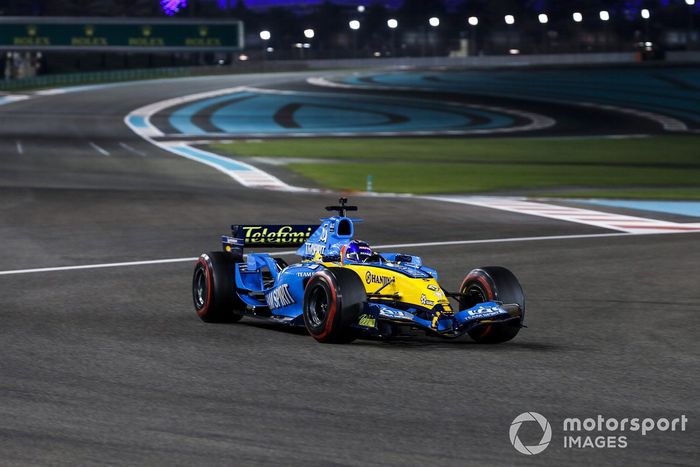 Fernando Alonso pilota el Renault R25, el coche con el que ganó el mundial 2005 de F1, en Abu Dhabi