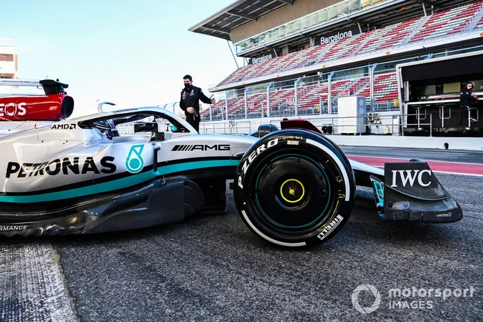 Lewis Hamilton, Mercedes W13, sale de boxes