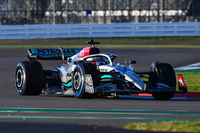 Lewis Hamilton, Mercedes W13
