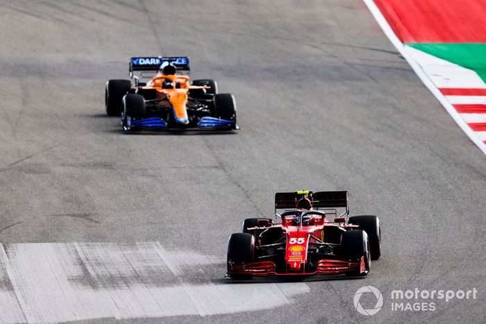 Carlos Sainz Jr., Ferrari SF21, Daniel Ricciardo, McLaren MCL35M