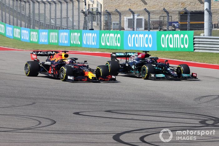 Max Verstappen, Red Bull Racing RB16B, lucha con Lewis Hamilton, Mercedes W12, en la salida