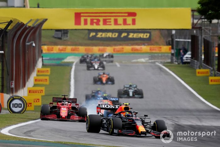 Sergio Pérez, Red Bull Racing RB16B, Charles Leclerc, Ferrari SF21