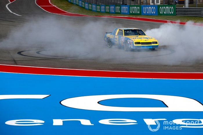 Daniel Ricciardo, McLaren, en el coche de Dale Earnhardt Wrangler Chevrolet Monte Carlo NASCAR de 1984