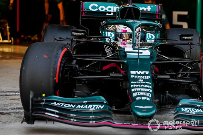 Sebastian Vettel, Aston Martin AMR21 adaptado (muleto) con los Pirelli de 18 pulgadas 