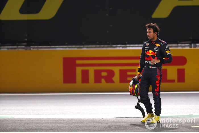 Sergio Pérez, de Red Bull Racing, se lamenta después de quedar fuera de la carrera en el reinicio