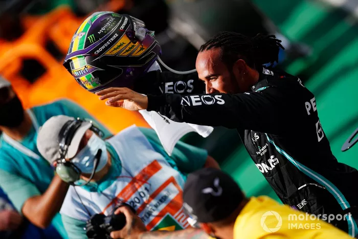 Ganador Lewis Hamilton, Mercedes, celebra en Parc Ferme