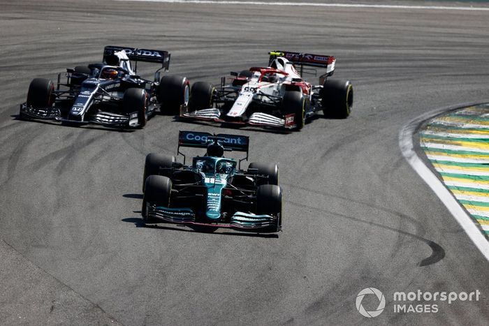 Lance Stroll, Aston Martin AMR21, Yuki Tsunoda, AlphaTauri AT02, y Antonio Giovinazzi, Alfa Romeo Racing C41