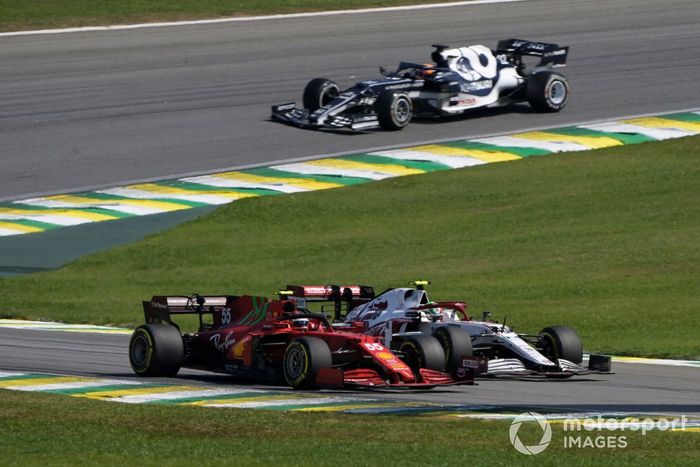 Carlos Sainz Jr., Ferrari SF21, lucha con Antonio Giovinazzi, Alfa Romeo Racing C41, por delante de Yuki Tsunoda, AlphaTauri AT02