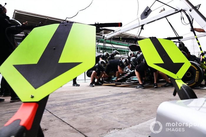 Cambio de alerón delantero durante una parada en boxes de Mercedes