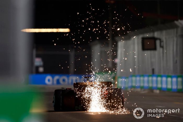 Charles Leclerc y el Ferrari SF-23 saltan chispas