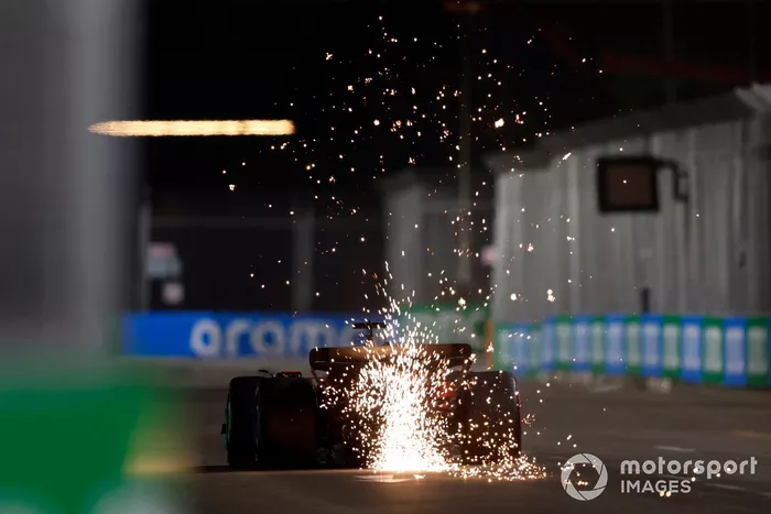 Charles Leclerc y el Ferrari SF-23 saltan chispas