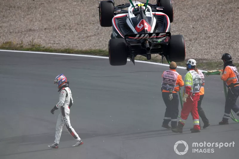 I commissari rimuovono la vettura di Nico Hulkenberg, Haas VF-23, dal circuito