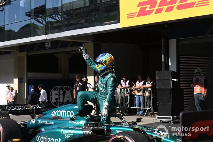 Fernando Alonso, Aston Martin F1 Team, 3ª posición, celebra su llegada al Parc Ferme