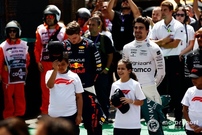 Max Verstappen, Red Bull Racing, Lance Stroll, Aston Martin F1 Team, en la parrilla con los chicos de la parrilla.