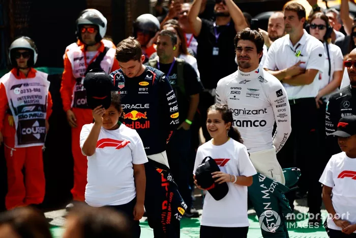 Max Verstappen, Red Bull Racing, Lance Stroll, Aston Martin F1 Team, en la parrilla con los chicos de la parrilla.