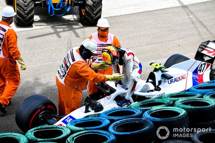 Los oficiales de pista asisten a Mick Schumacher, Haas VF-21, tras su accidente en la FP3