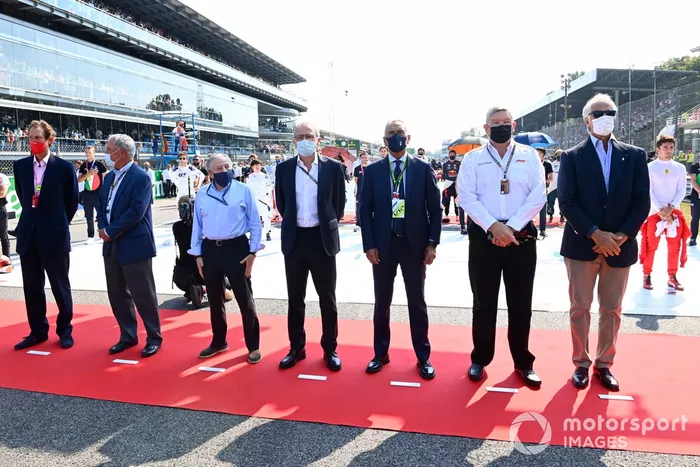 Chase Carey, presidente no ejecutivo de la Fórmula 1, Jean Todt, presidente de la FIA, Stefano Domenicali, director general de la Fórmula 1, Ross Brawn, director general de deportes de motor, y dignatarios en la parrilla antes de la salida