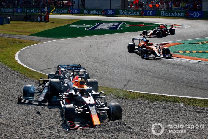 Lando Norris, McLaren MCL35M, Sergio Pérez, Red Bull Racing RB16B, y los coches de Max Verstappen, Red Bull Racing RB16B, y Lewis Hamilton, Mercedes W12