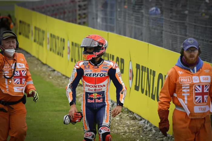 Marc Márquez, Repsol Honda Team, se cae en el GP de Gran Bretaña