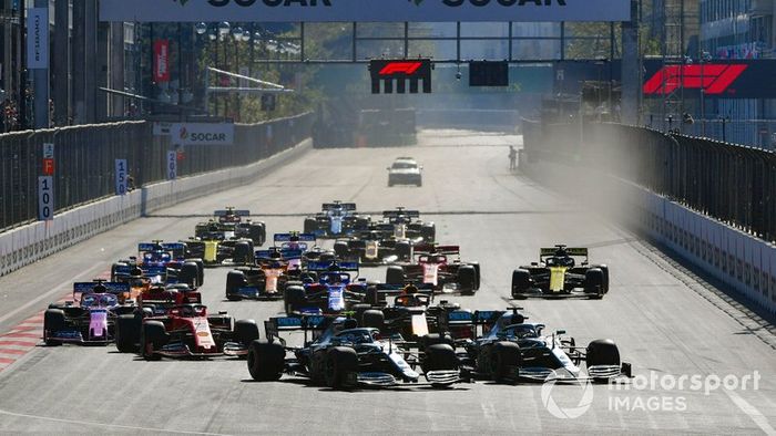 Arrancada: Lewis Hamilton, Valtteri Bottas, Mercedes AMG F1 líder