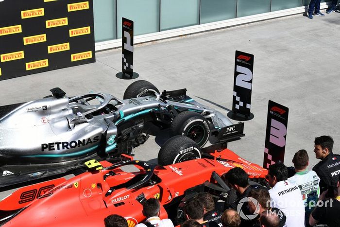 Le auto di Lewis Hamilton, Mercedes AMG F1 W10, prima posizione, e Charles Leclerc, Ferrari SF90, terza posizione, al Parc Ferme, dopo lo spostamento degli indicatori di posizione scambiati da Sebastian Vettel, Ferrari, seconda posizione