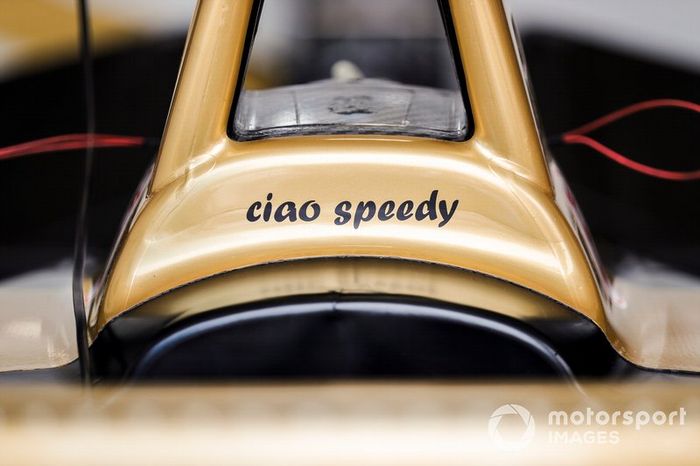 Antonio Félix da Costa, DS Techeetah, aplica una pegatina de