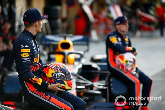 Max Verstappen, Red Bull Racing, e Alexander Albon, Red Bull Racing, posano per una foto di gruppo