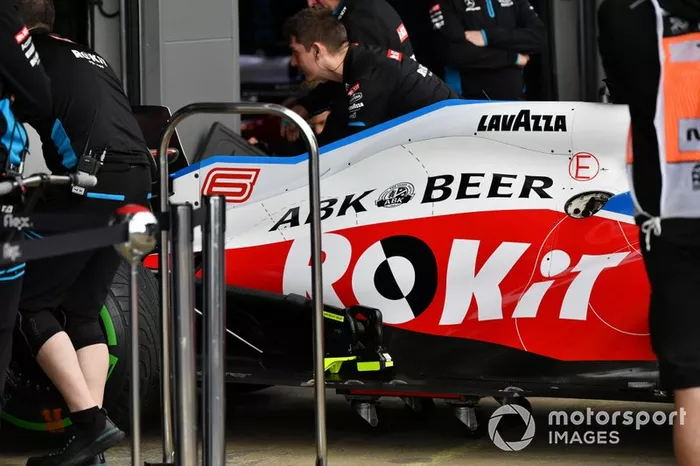 Mecánicos trabajan en el coche de Nicholas Latifi, Williams FW43