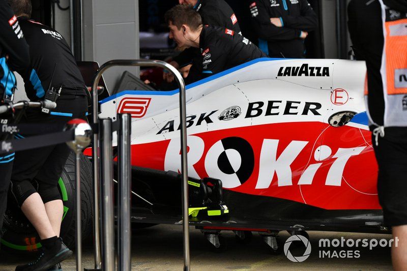 Mecánicos trabajan en el coche de Nicholas Latifi, Williams FW43