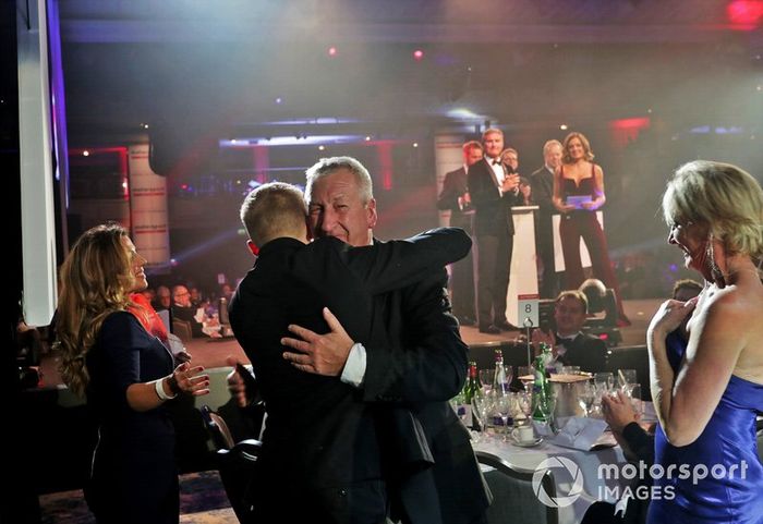 El ganador del Premio al Piloto Joven de Aston Martin Autosport BRDC, Johnathan Hoggard, celebra con amigos y familiares al ser anunciado