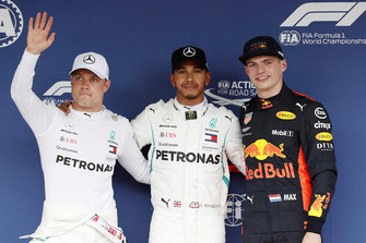 Il poleman Lewis Hamilton, Mercedes AMG F1, il secondo qualificato Valtteri Bottas, Mercedes AMG F1, il terzo qualificato Max Verstappen, Red Bull Racing