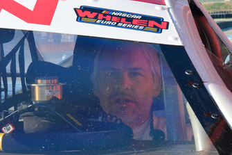 Jacques Villeneuve test een Ford Mustang