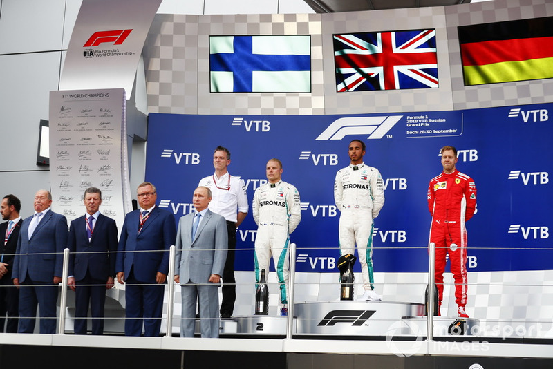 James Allison, Direttore tecnico, Mercedes AMG, il secondo classificato Valtteri Bottas, Mercedes AMG F1, il vincitore della gara Lewis Hamilton, Mercedes AMG F1, il terzo classificato Sebastian Vettel, Ferrari, sul podio, alle spalle di Viktor Kiryanov, Capo dell'ispettorato statale dei veicoli a motore del Ministero degli affari interni, Dimitry Kozak, Vice Primo Ministro della Russia, Andrey Kostin, Presidente e Chairman del consiglio di amministrazione VTB Bank, e Vladimir Putin, Presidente della Russia