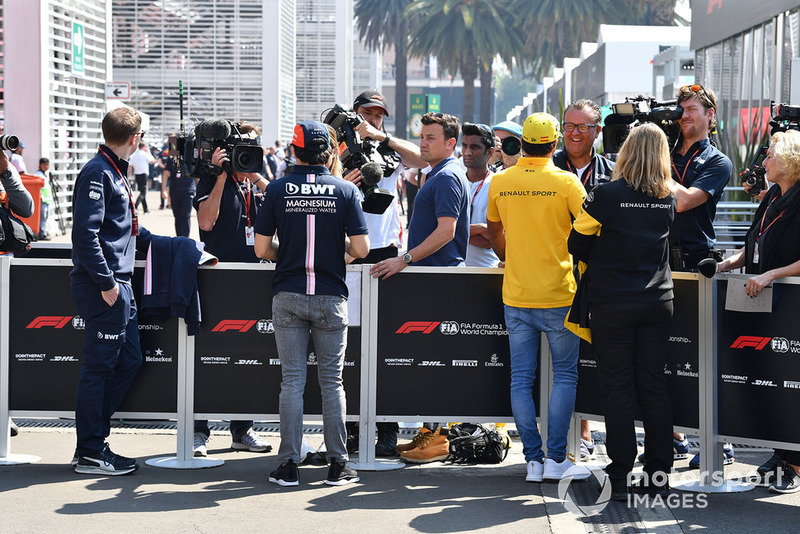 Sergio Pérez, Racing Point Force India y Carlos Sainz Jr., Renault Sport F1 Team con los medios