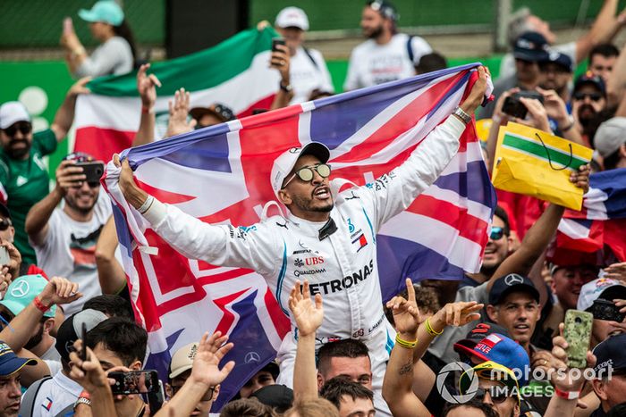 Lewis Hamilton, fan de Mercedes AMG F1 y bandera de la Unión y los fanáticos celebran